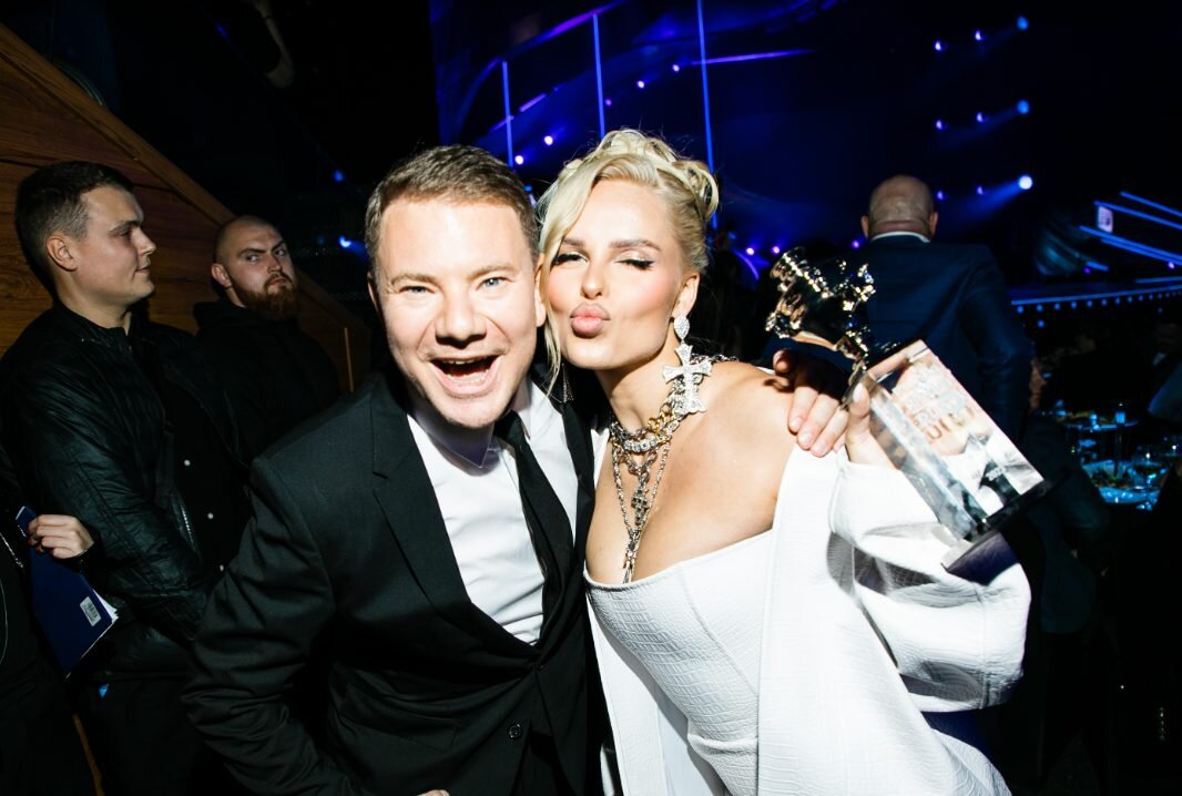 премия муз тв 2019. 22 год муз тв. 22 год муз тв. золото муз тв. ведущие муз тв.