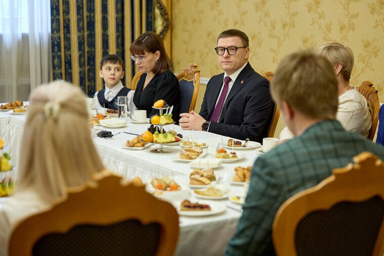 Вячеслав войнов и марта варламова. Семья войнова. Вячеслав войнов с семьёй. Семья войнова. Марта варламова жена войнова фото.