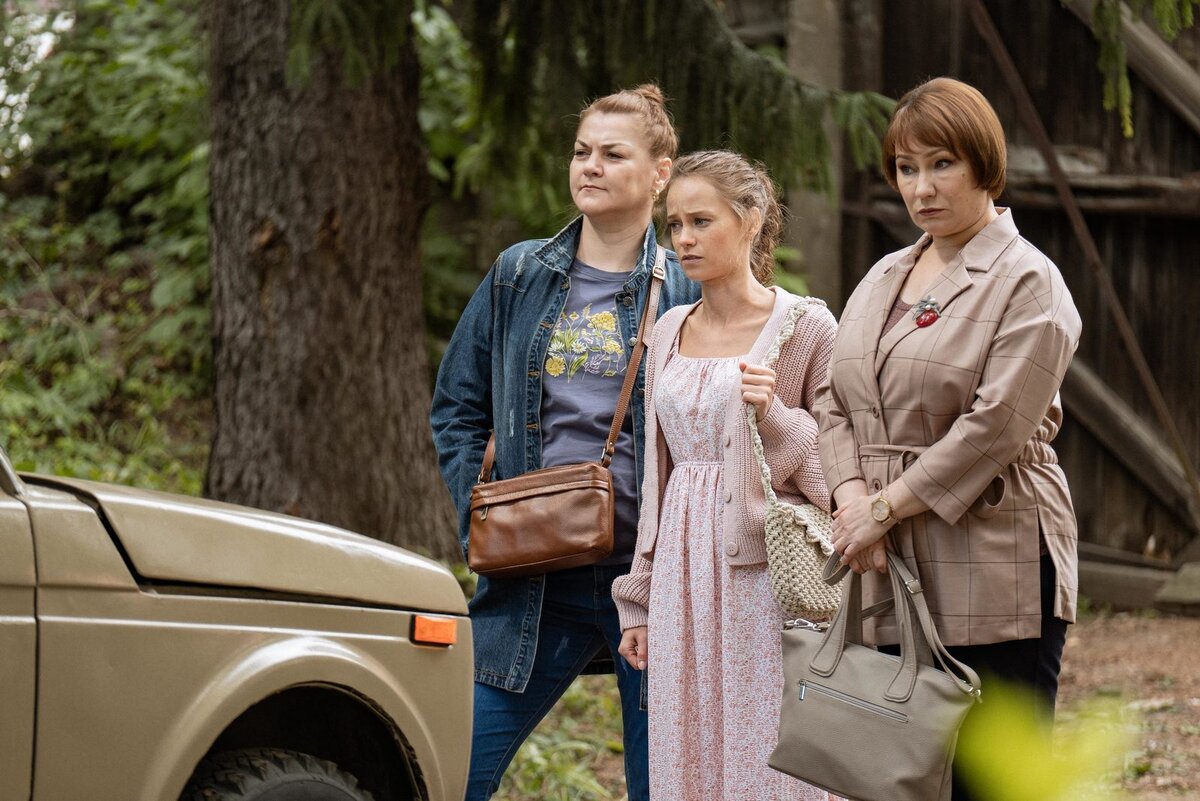 Ирина (Анна Уколова), Таня (Катерина Ковальчук) и Дина (Ольга Тумайкина). Источник фото: https://www.kino-teatr.ru/kino/movie/ros/171525/foto/1447804/