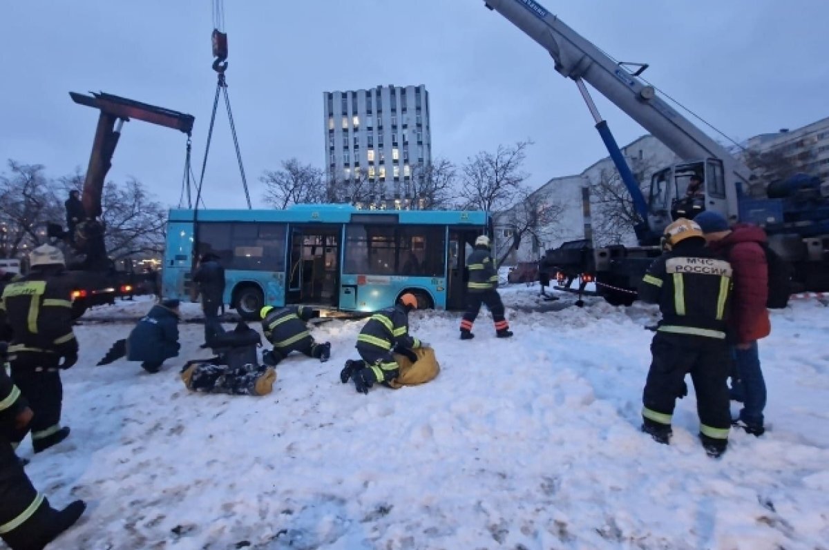 Автобус ехал по людям!» Врачи спасают жертв ДТП на Васильевском острове |  АиФ – Санкт-Петербург | Дзен