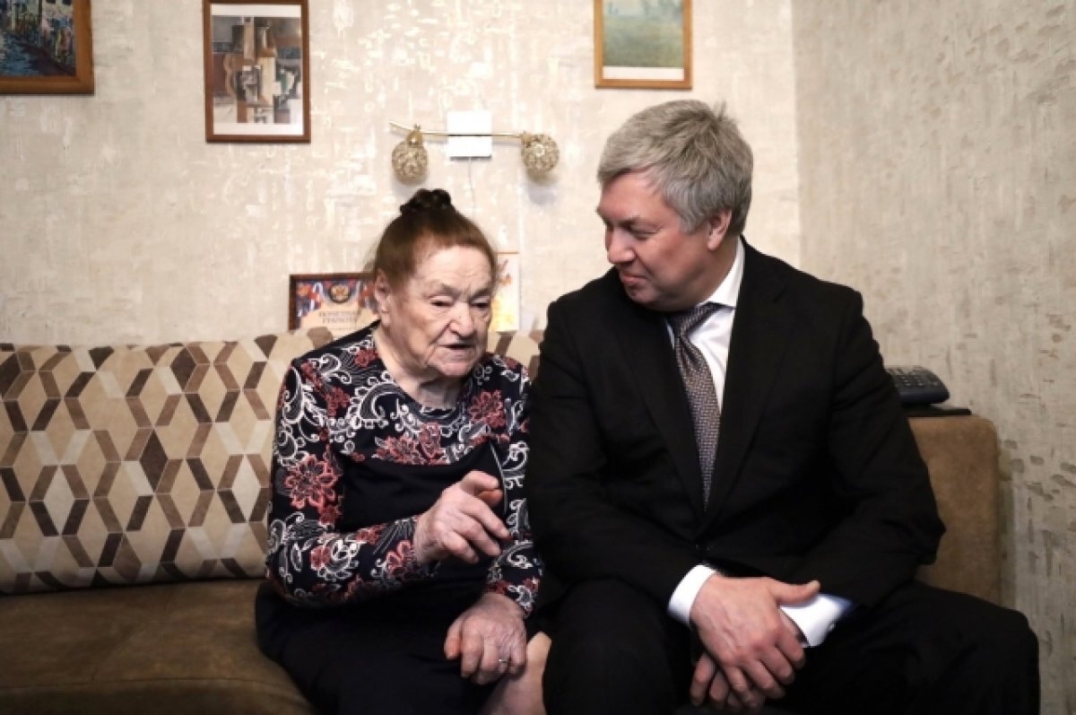    Русских поздравил со 100-летием заслуженного педиатра Татьяну Константинову