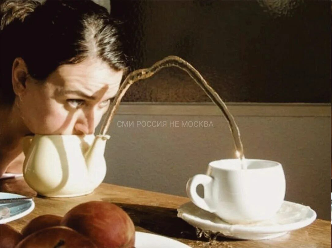 человек пьет чай. чай с имбирем. девушка пьет кофе в кафе. горький вкус. мужчина и женщина пьют чай.