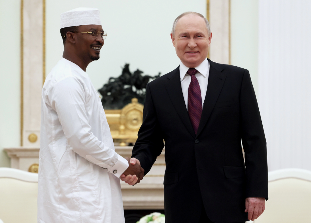 Редактировать галереюМахамат Деби и Владимир Путин