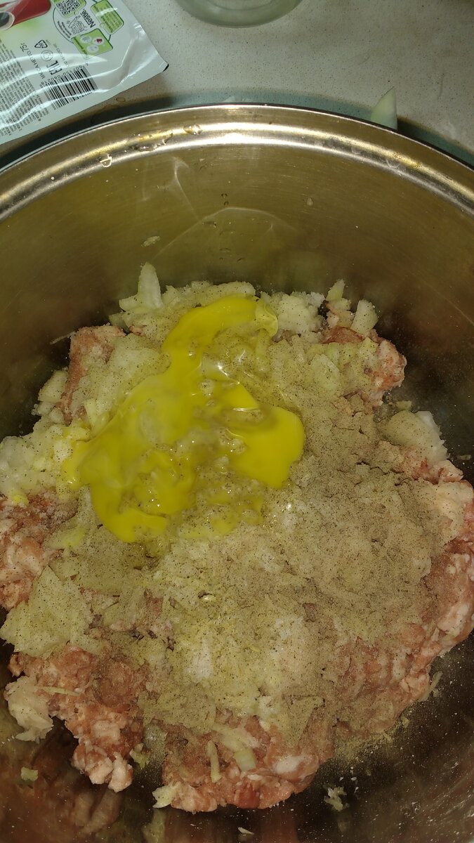 Котлеты из фарша полуфабрикаты. Формируем котлеты. Что добавить в фарш чтоб котлеты. Котлеты для бургера полуфабрикат. Фарш для котлет.