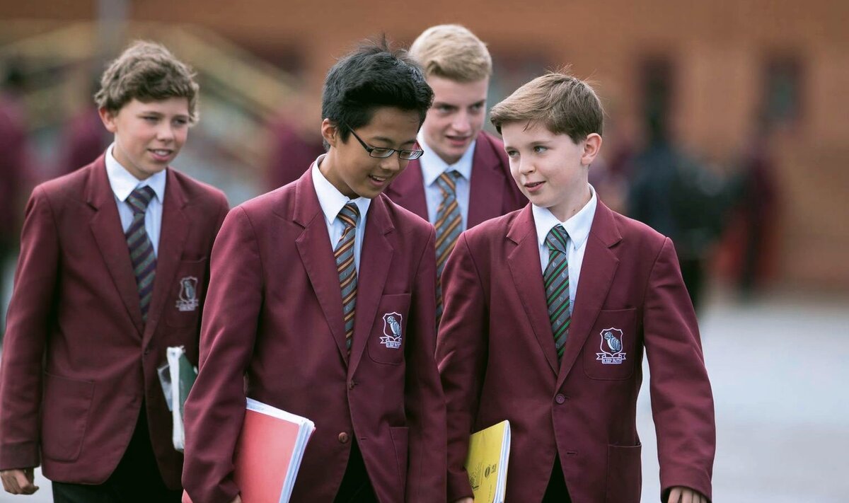школьники британии. ученики великобритании. ученики в британии. колледж королевы этельбурги форма. начальное образование в англии.