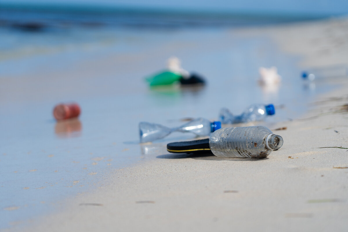 В последние годы уровень загрязнения Средиземного моря пластиковым мусором достиг критической точки. Согласно статистике, Средиземное море является одним из самых загрязненных регионов мира.-2