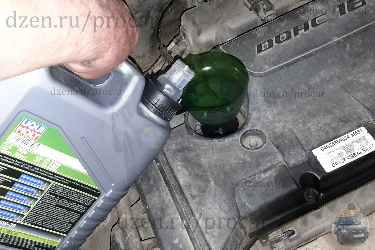 заменил масло в двигателе