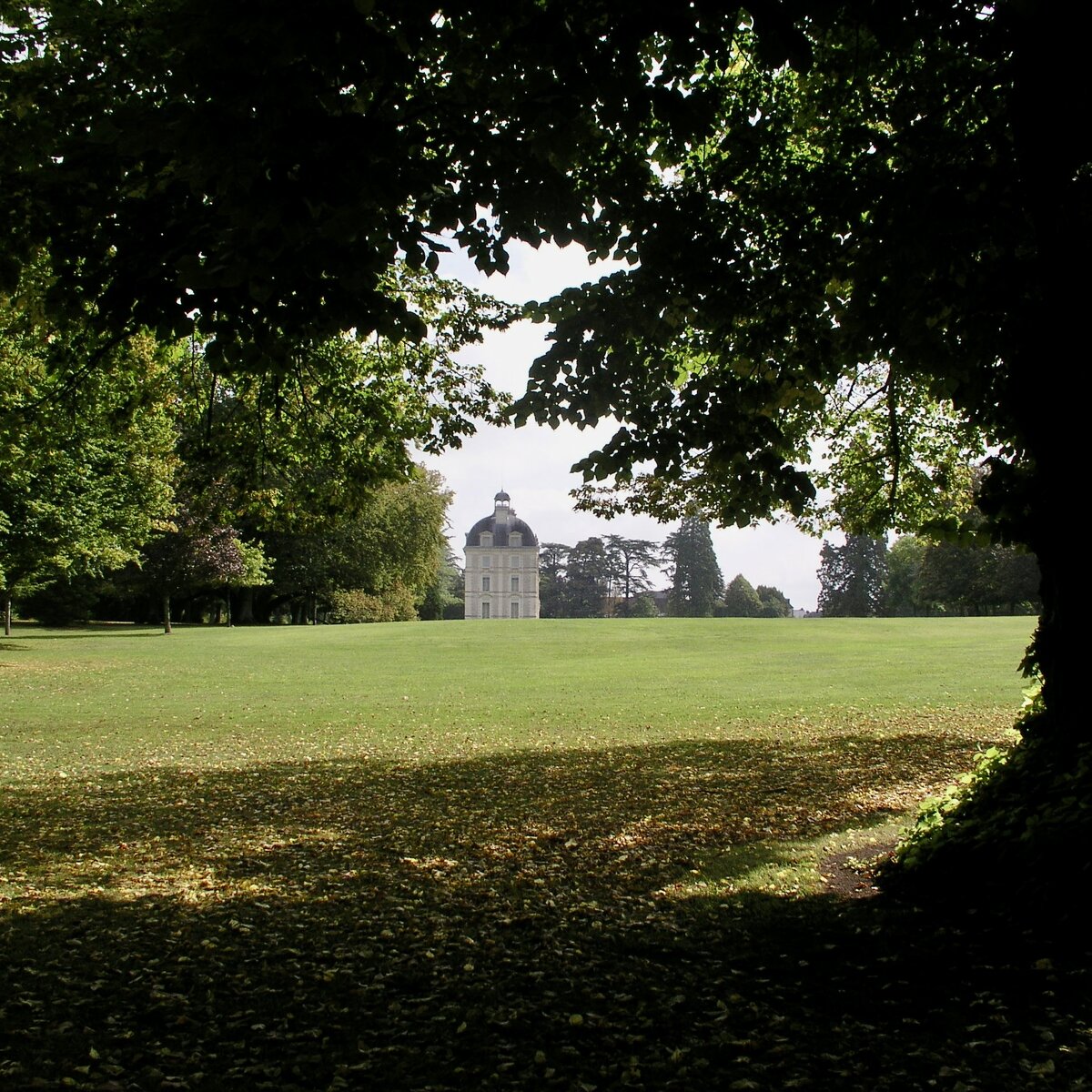 Вид упомянутого замка со стороны парка. Фото из архива автора. 