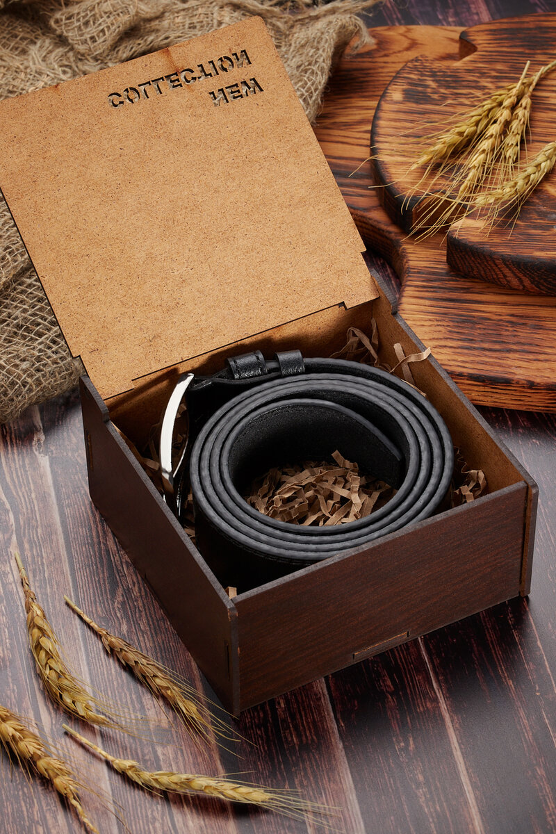 Подарите стиль и надежность с нашим новым мужским ремнем из высококачественной эко кожи. Ремень мужской изготовлен из эко кожи премиум качества с строчкой по краю итальянской нитью и гладкой поверхность. Идеальный мужской подарок. Подходит для джинс и бессменных классических брюк, а так же классических костюмов в офис. Идеальный подарок для мужа, сына или даже руководителя в любой особенный день - будь то Новый Год, День Влюбленных, День Рождения или 23 февраля. Этот элегантный пояс станет не только практичным аксессуаром, но и воплощением вашего внимания к деталям. Упакован в стильную подарочную упаковку, этот ремень готов украсить и завершить образ вашего близкого. "Внимание к мелочам рождает совершенство" - бренд mazzitOFF shop!