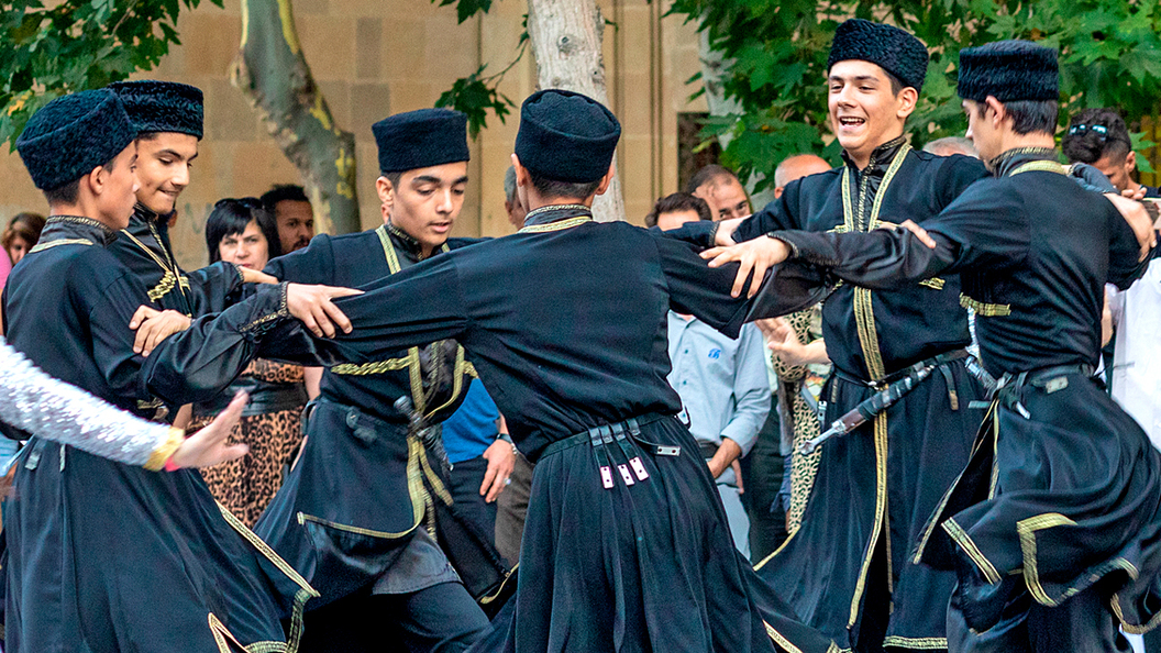 Источник: https://trip-for-the-soul.ru/foto/azerbajdzhancy-v-moskve.html