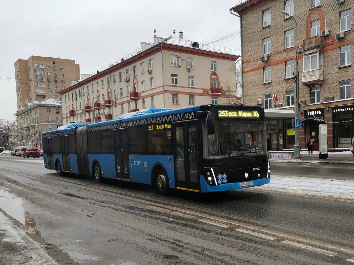 Автобус 192747 ЛиАЗ-6213 на маршруте № 253 на улице Маршала Бирюзова у метро "Октябрьское поле".