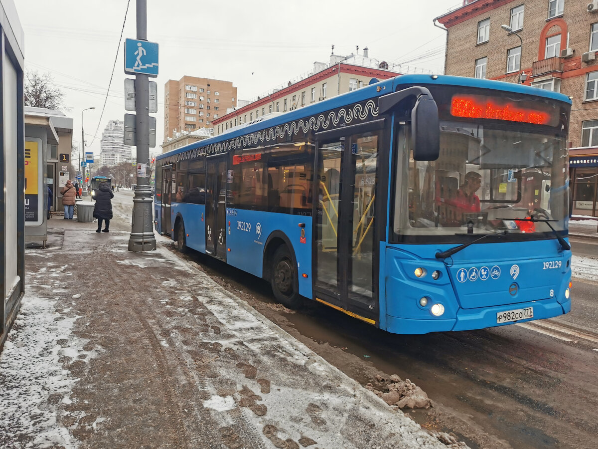 Автобус 192129 ЛиАЗ-5292 на маршруте № 800к на улице Маршала Бирюзова отъезжает от остановки "Метро "Октябрьское поле"". 