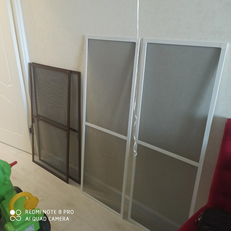 Москитная сетка на полозьях. Дополнительное крепление сетки на окна. Москитная сетка без креплений. Рулонные москитные сетки rehau. Москитная сетка бмс крепление.