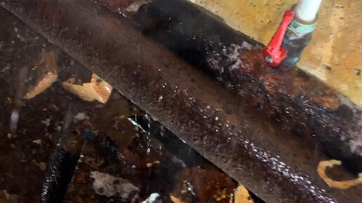 Могут ли лопнуть трубы отопления. Трещина трубопровода. Могут ли лопнуть трубы отопления. Размороженные радиаторы отопления. Прорвало водопровод в квартире.