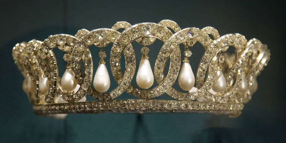 Почему бриллиантовую тиару русской княгини носила королева Елизавета II?