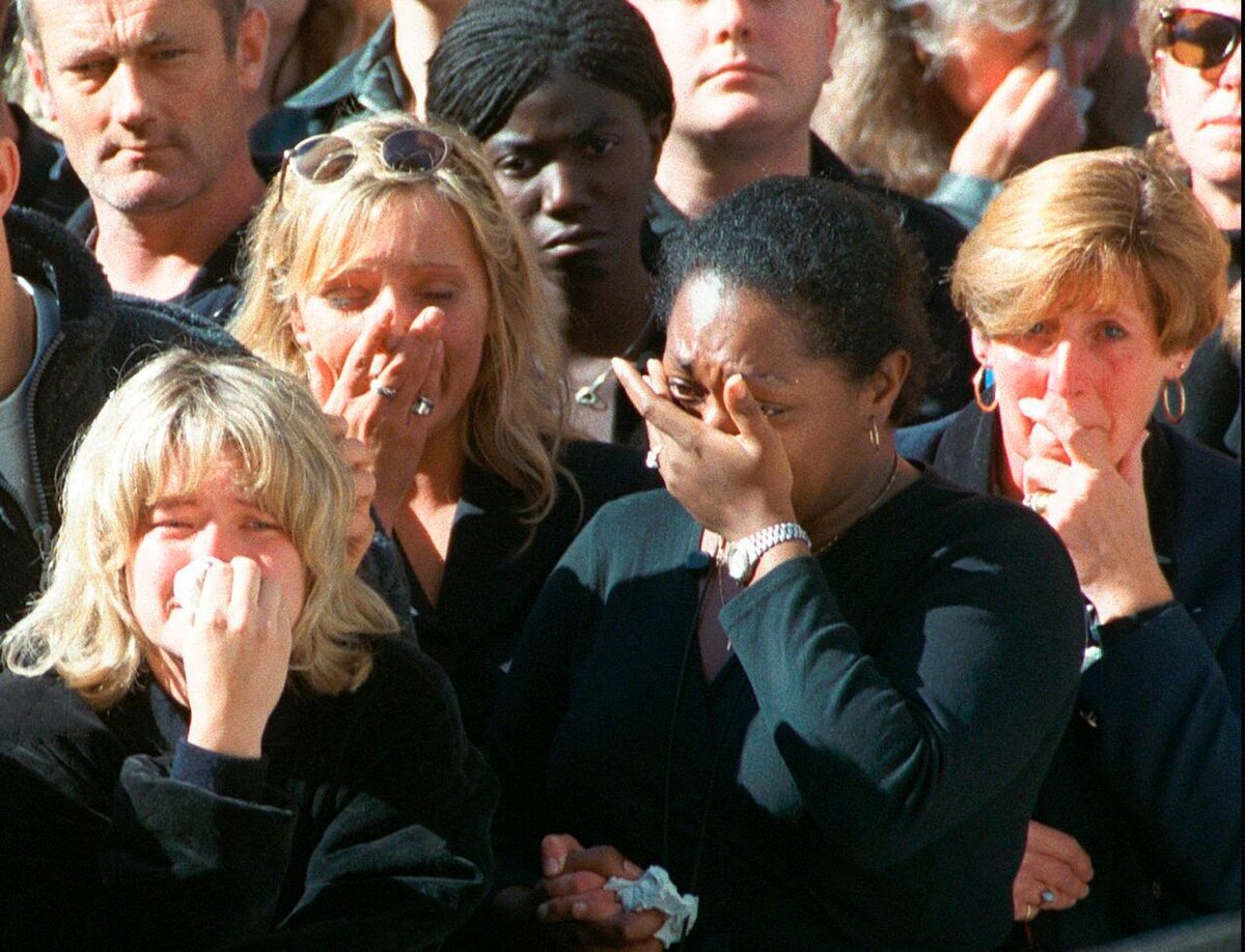 Много кричащих людей. Похороны принцессы Дианы. Похороны принцессы Дианы 1997. Прощание с принцессой Дианой.