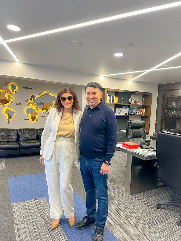 Люди на совещании. Я представляю динамично развивающуюся компанию. Работать в динамично развивающейся компании. Молодая динамично развивающаяся компания. Успешная женщина.