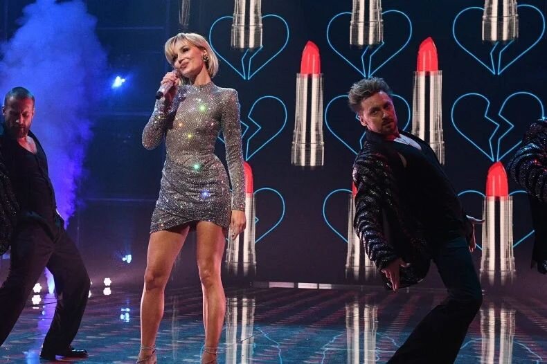 Открытые ноги компенсировались закрытым верхом и длинными рукавами.