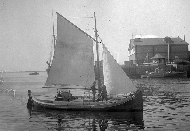 Ёла Охотсоюза у пристани холодильника Архангельск Съёмка – 1931 Автор съёмки – Фотоартель "Искра". Фото из фондов ГААО