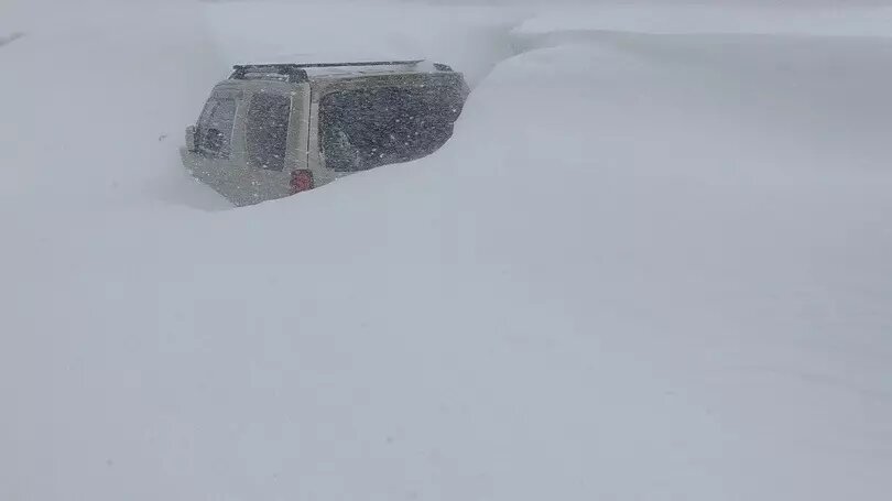На Сахалине машины занесло полностью. Фото: ВКонтакте
