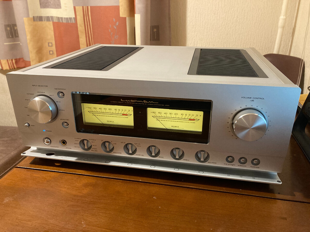 Luxman L-590A - полный усилитель, начало выпуска 2005 год, конкретно этот экземпляр, как мне подсказали в комментариях, выпущен компанией в 2006 году.