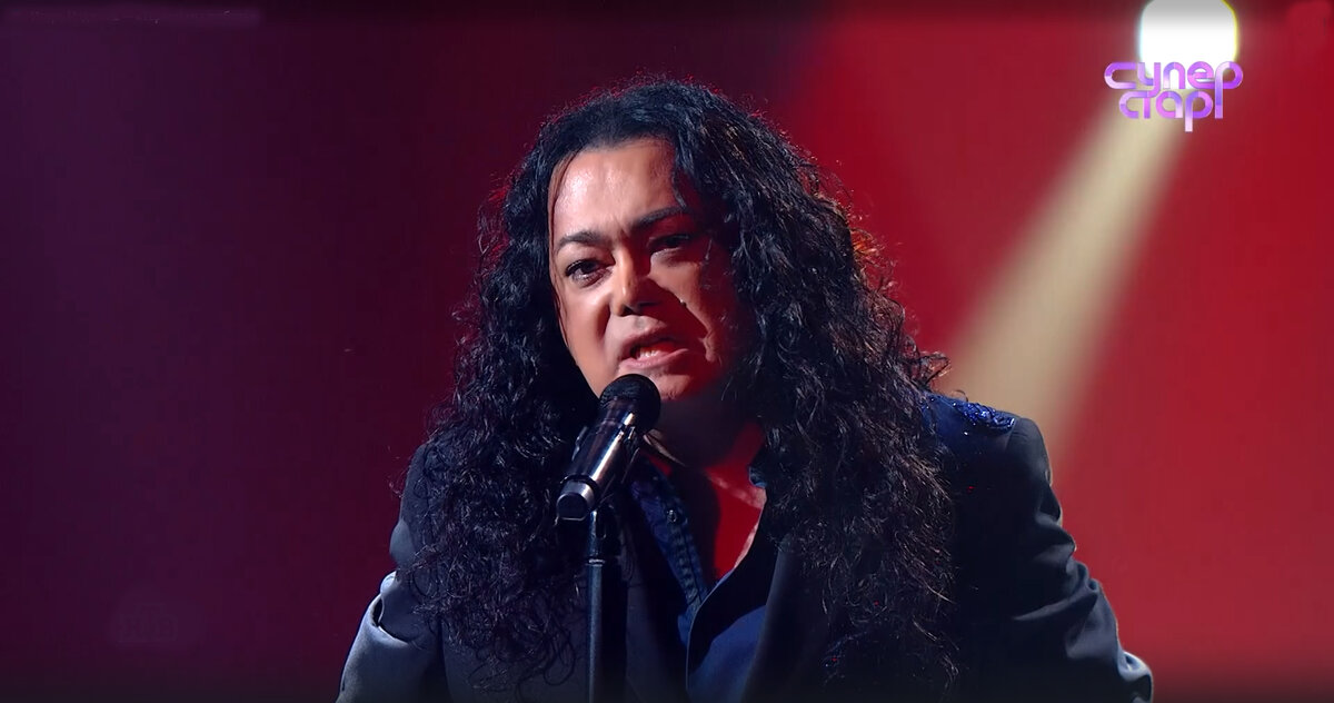 девушка в лодке. красивые подруги. парень с гитарой и девушка. леди гага в кепке. казакша олендер.