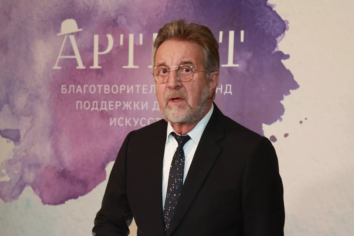 Подросток за учебой. Ученик студент. Чтением что не понял. Чтением что не понял. Чтение.