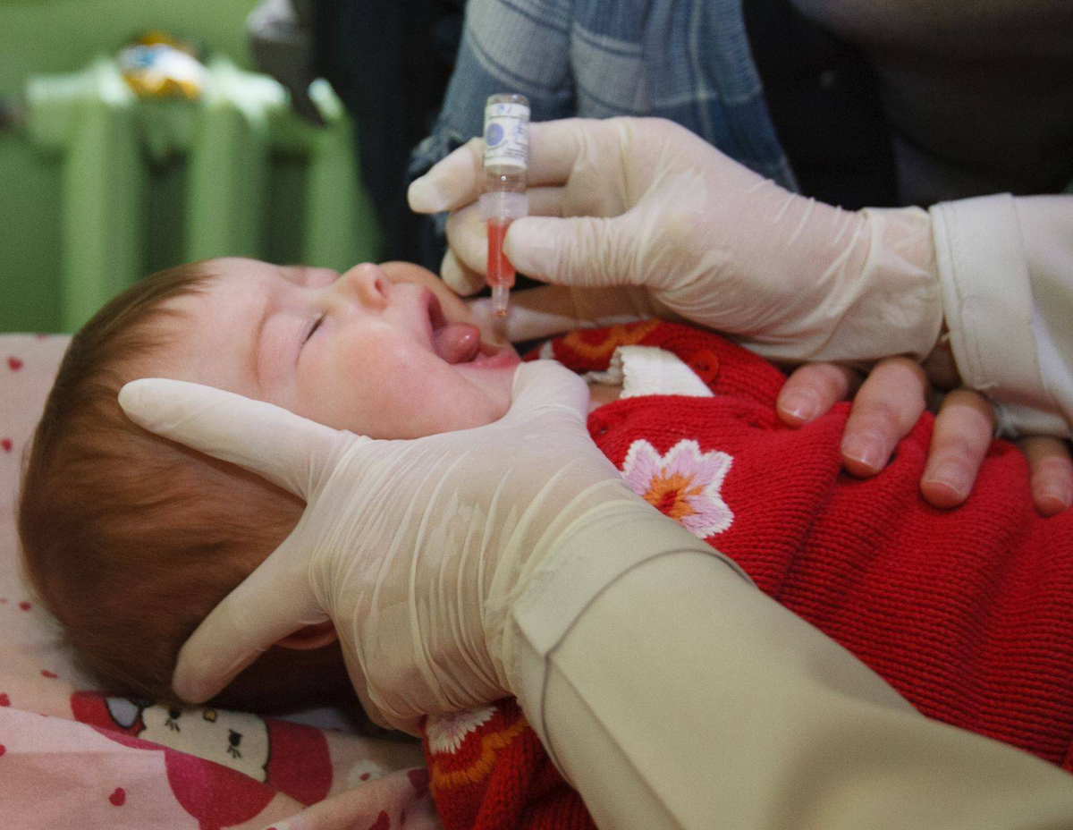 Прививка от полиомиелита. Привикаот полиомиелита. Иммунизация полиомиелит. Вакцина от полиомиелита детям.
