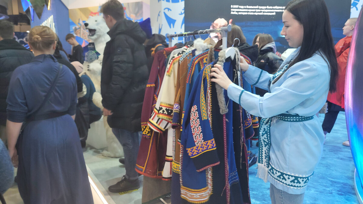 Вот. для примера. Посмотрите сколько людей. А костюмы можно брать для фото. Фото автора.