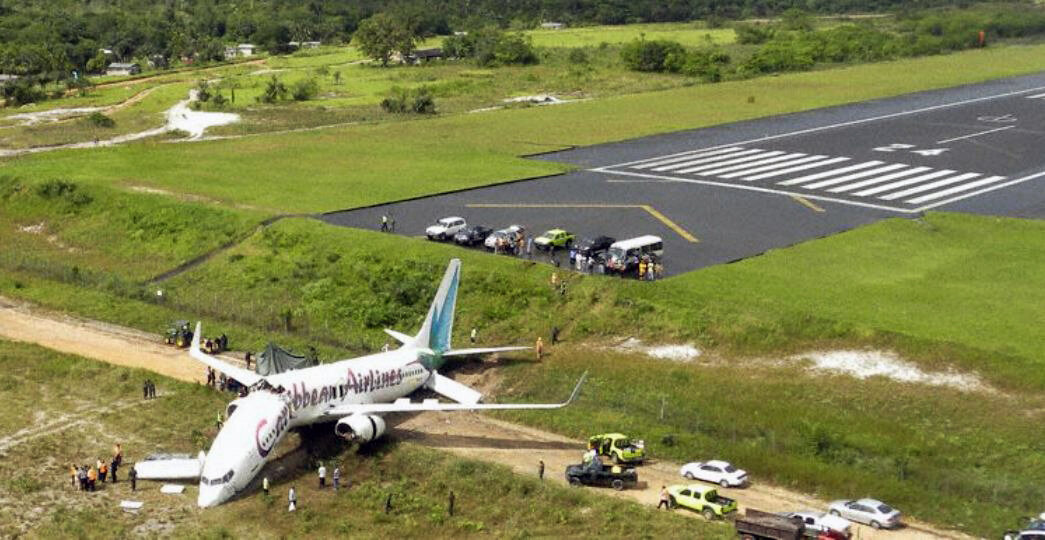 Боинг 737 на взлетной полосе