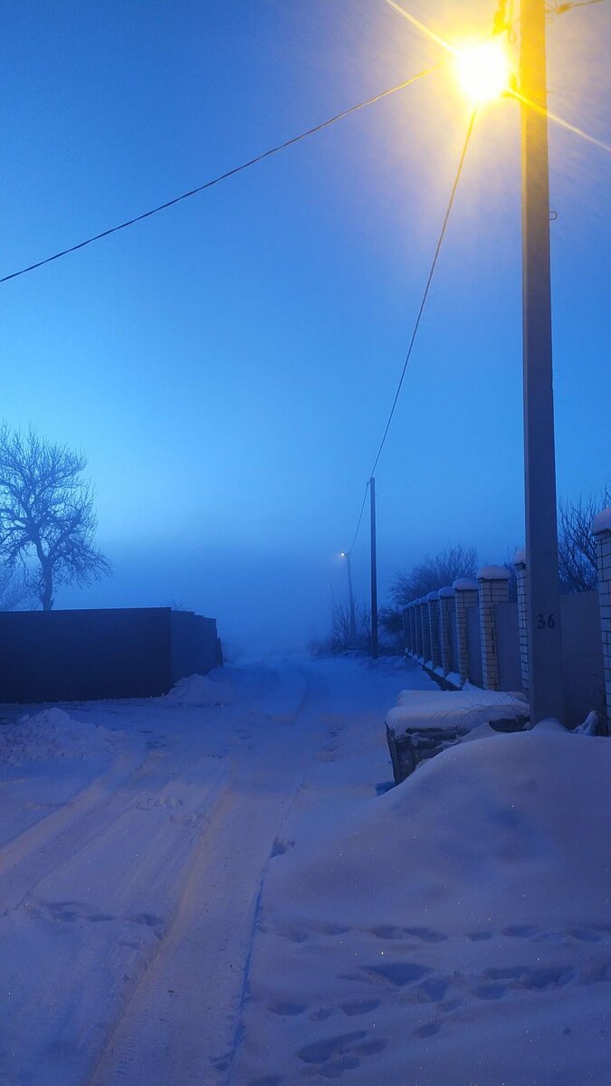 Вот так выглядело утро на момент выхода из дома.Фонари еще горят у нас в переулке, над рекой клубится густой плотный туман, сосед уже уехал на работу,он таксует в соседнем селе,оно ближе к городу ,где- то в 10 километрах от Ставрополя, ну а мы в 18 км, немного дальше