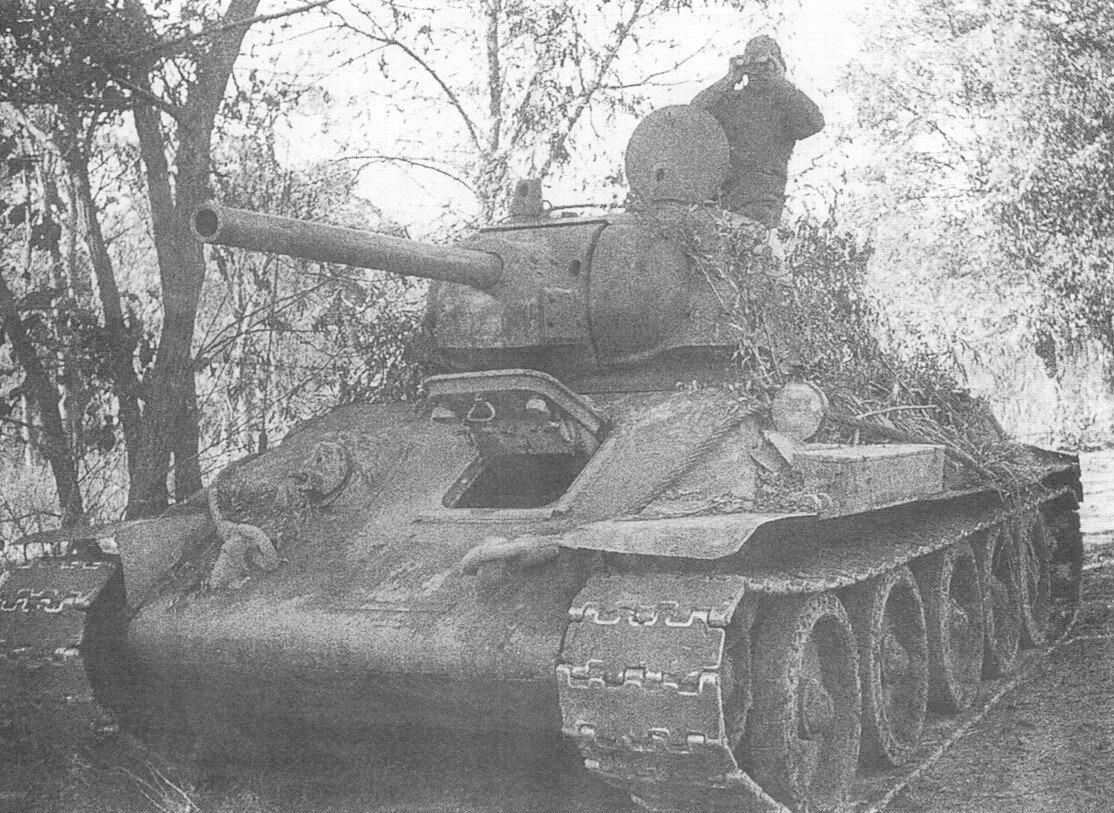 танк т 34 схема расположения экипажа. расположение экипажа танка т 34. сколько в 34 экипажа. экипаж в танке т34. расположение экипажа в танке т-34-85.