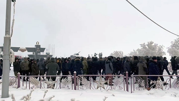 ЖИТЕЛИ ЯКУТСКА ВЫШЛИ НА СТИХИЙНЫЙ МИТИНГ ИЗ-ЗА УБИЙСТВА МЕСТНОГО ЖИТЕЛЯ УРОЖЕНЦЕМ ТАДЖИКИСТАНА. СКРИНШОТ КАДРА ВИДЕО ТГ-КАНАЛА "ЦАРЬГРАД" 