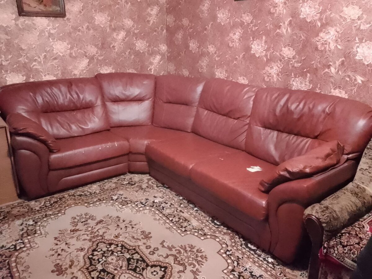 Данному дивану предстояла замена ткани в сидушках. Пришлось частично разбирать в домашних условиях. Пошив чехлов сделали в мастерской