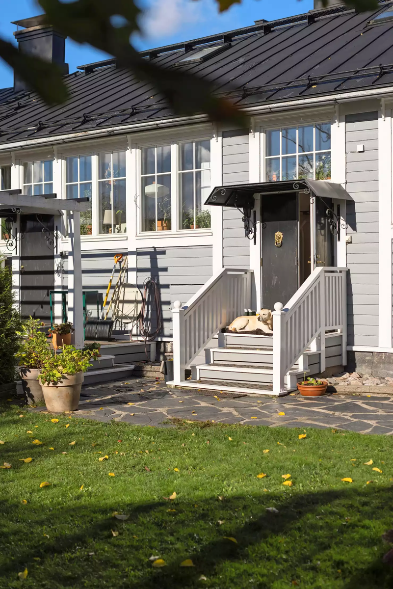 Так выглядит домик, который купили Робин и Матильда. Здесь они живут со своими домашними любимчиками — двумя собаками, которые тоже одобрили смену места жительства (еще бы!) 