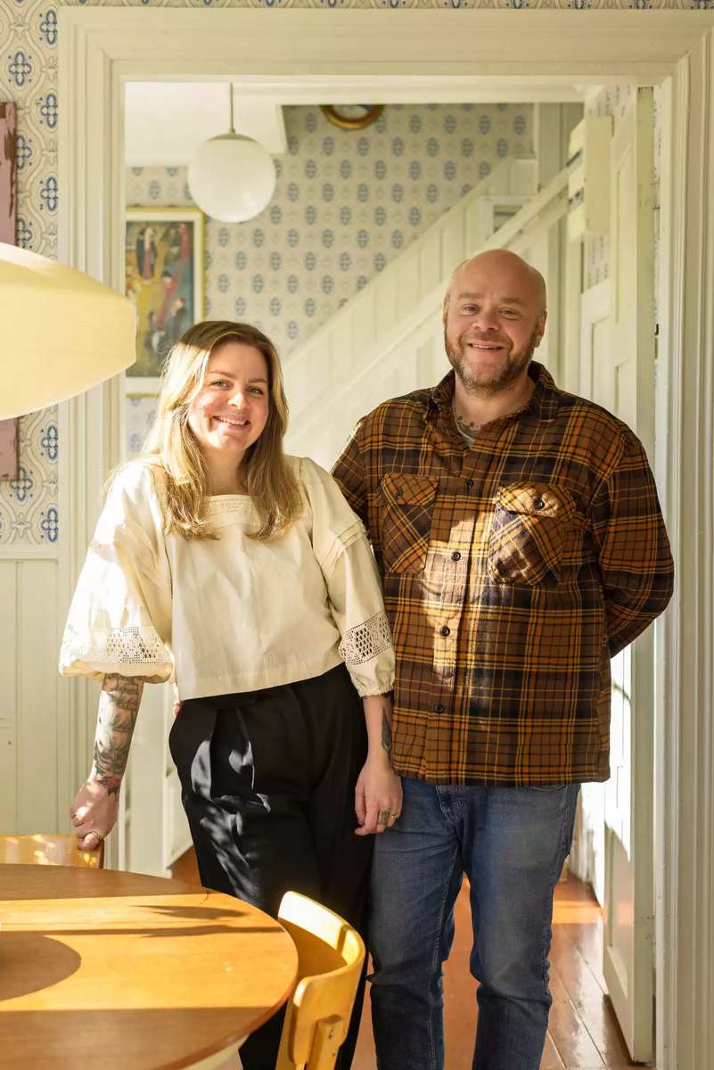 А это супруги собственной персоной. Они познакомились в тату-салоне, где Робин работал менеджером. Сама же Матильда на тот момент работала театральным и телевизионным художником по костюмам. А в тату-салон девушка пришла за новой татуировкой (как видите, она их очень любит)