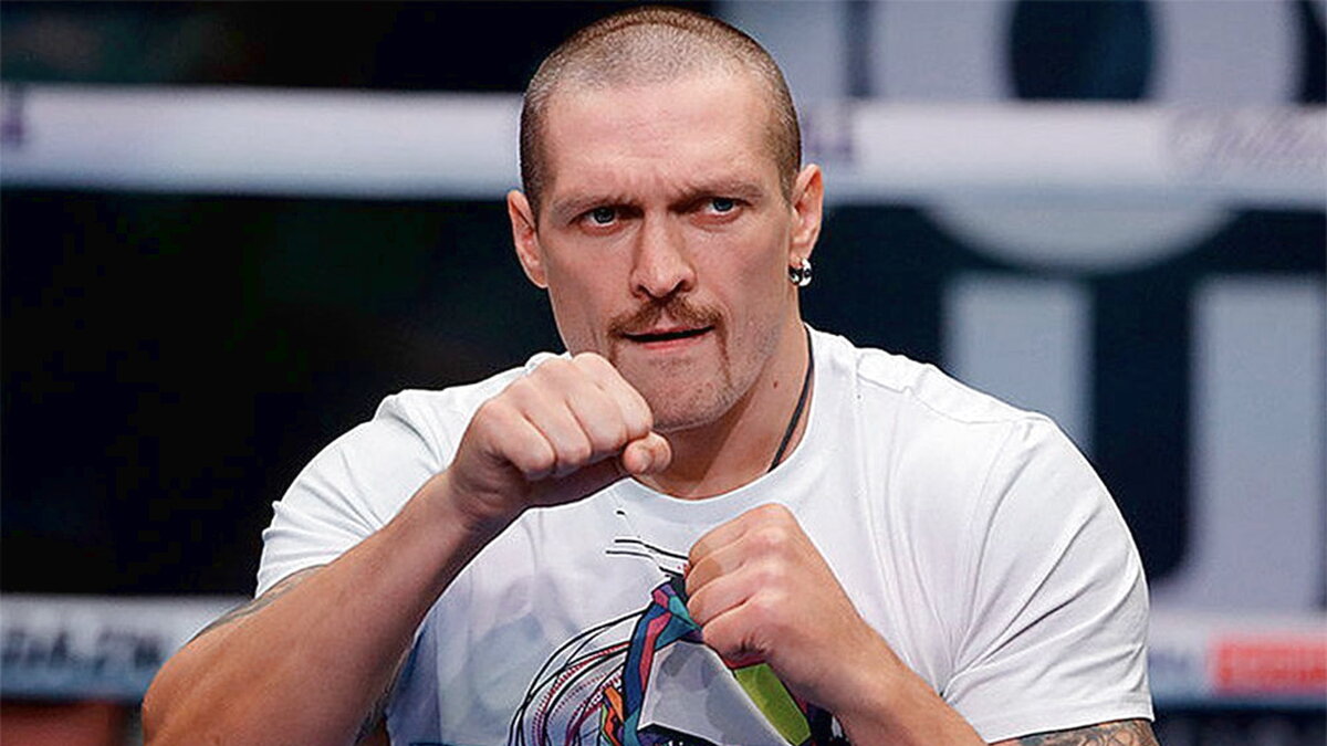 Украинский чемпион мира в супертяжелом весе по версиям (WBA, WBO и IBF) - Александр Усик