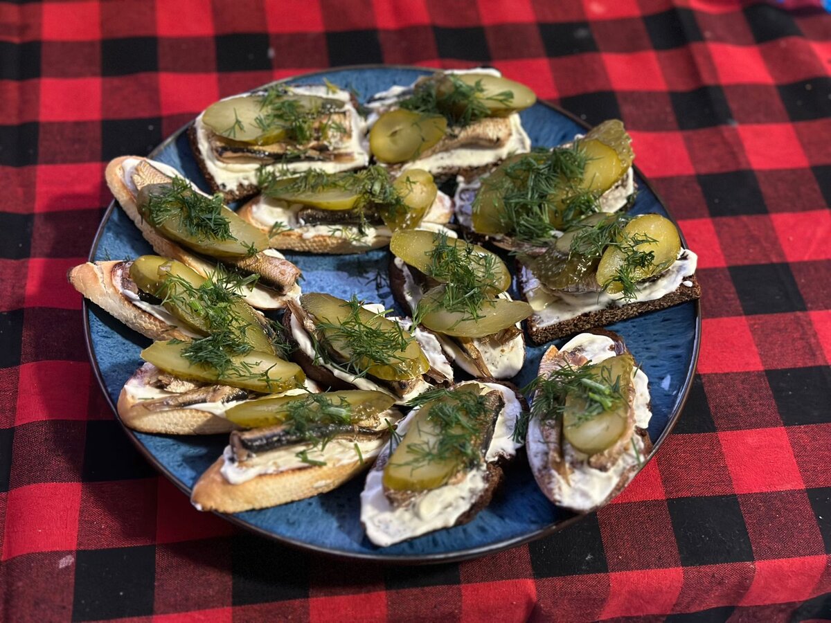 Фонетический разбор слова образец. Посчитай количество звуков в стихотворении. Тишина сколько звуков. Фанатически разбор слово. Фонетический анализ слова.