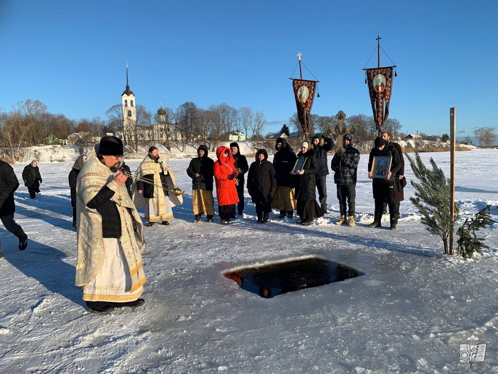 фотосессия крещения ребенка. крестные родители. платье для крещения в армянской церкви. купили на крещение. крещение ребенка.