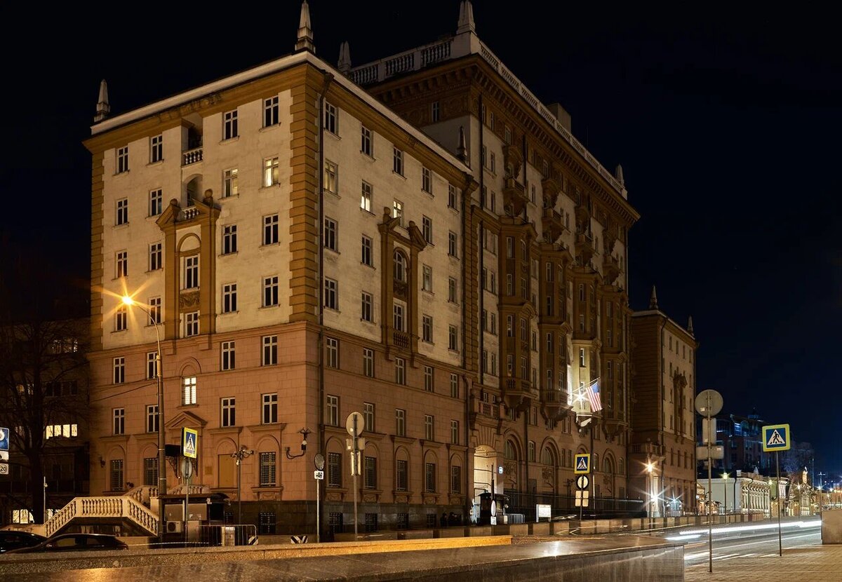 Посольство США в Москве находится на Большом Девятинском переулке (метро «Краснопресненская»). Фото: myphoenix110 / Яндекс Карты