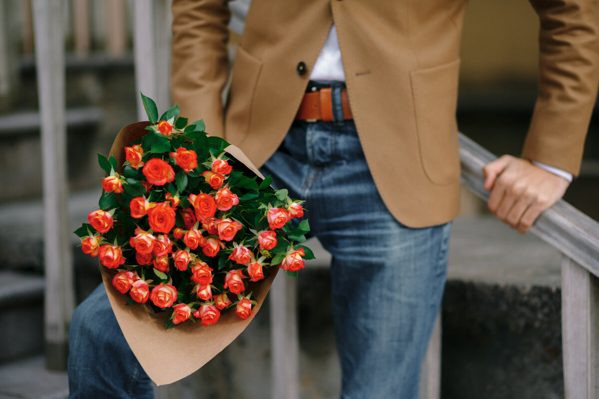 сон мужчина дарит букет. сон мужчина дарит букет. парень пришёл к девушке с цветами. сон мужчина дарит букет. парень с букетом.