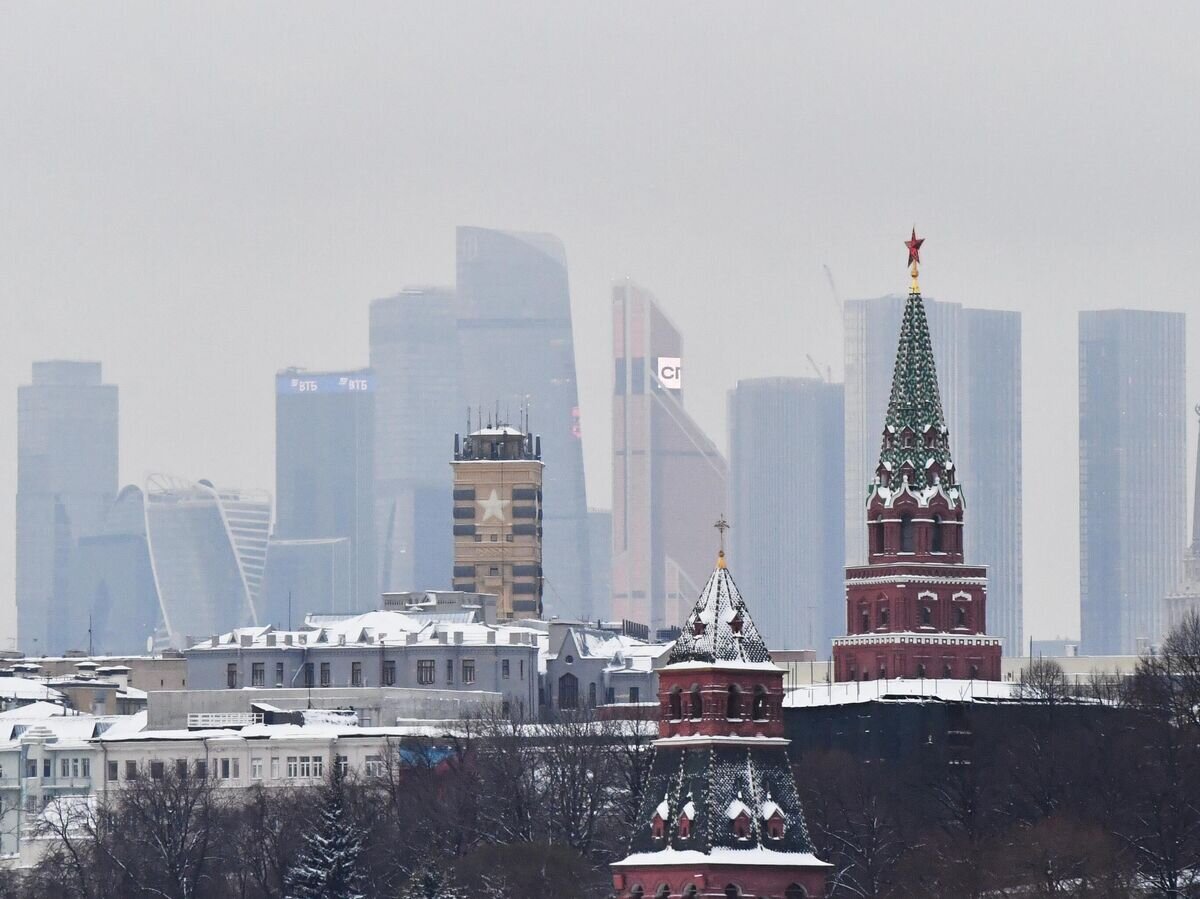    Московский Кремль и небоскребы делового центра "Москва-сити" (на дальнем плане)© РИА Новости / Наталья Селиверстова