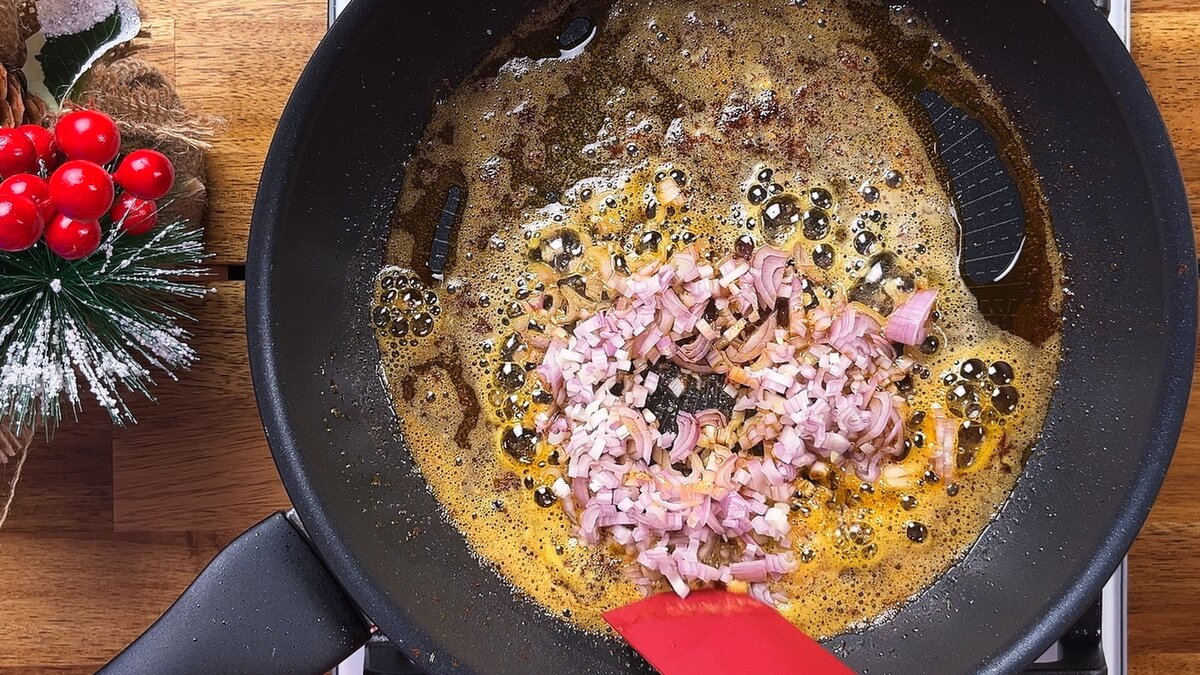 обжарить лук шалот 2-3 минуты