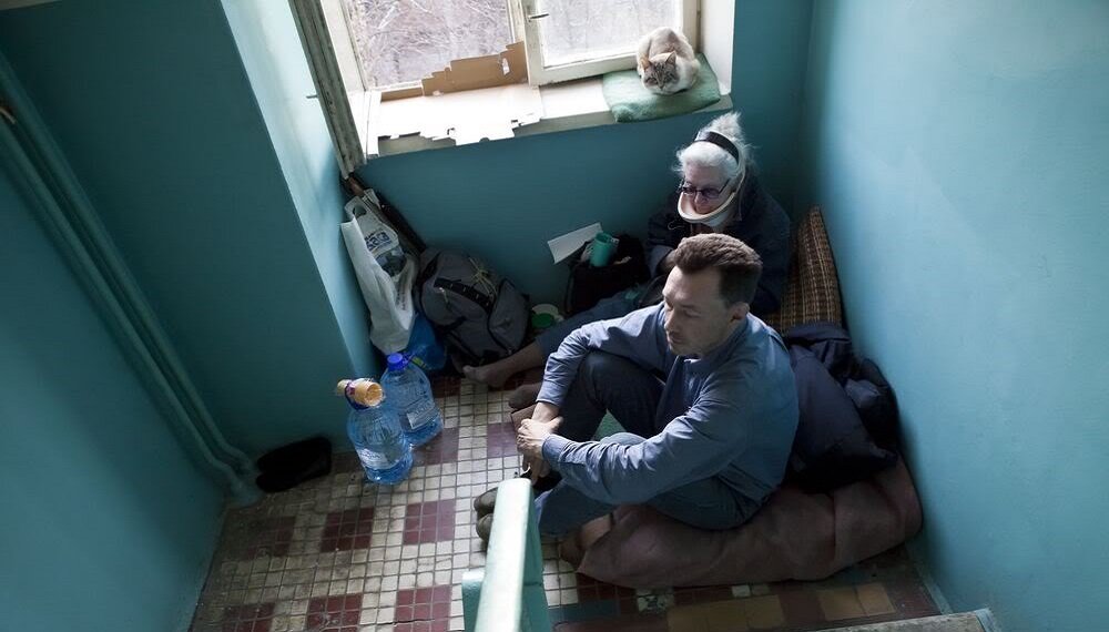 женщина плачет в постели. спящий человек. мужчина спит. лицо спящей девушки. сон больного.