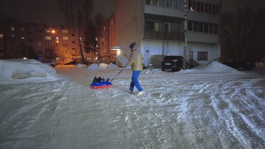 Песня пит сок. Спортсмен с бутылкой апельсинового сока. Cakeboy битые стекла обложка. Ты то что ты пьешь. Подростки с лимонадом.