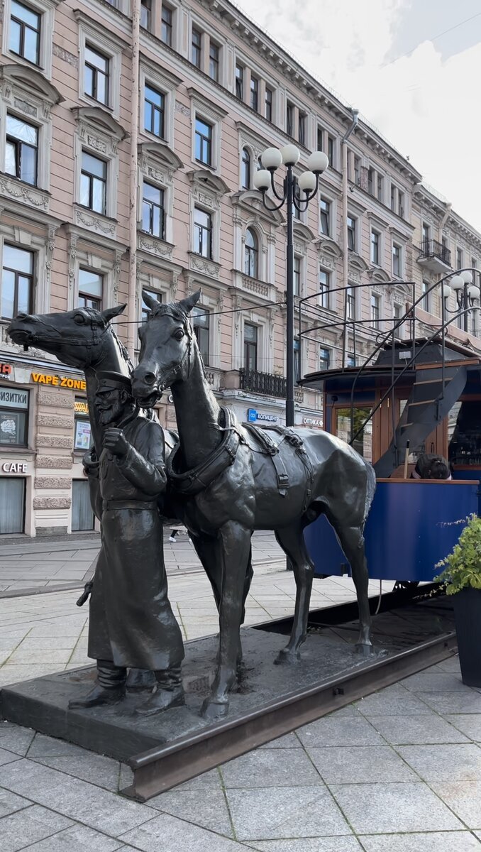 памятник "конке" на Васильевском острове 