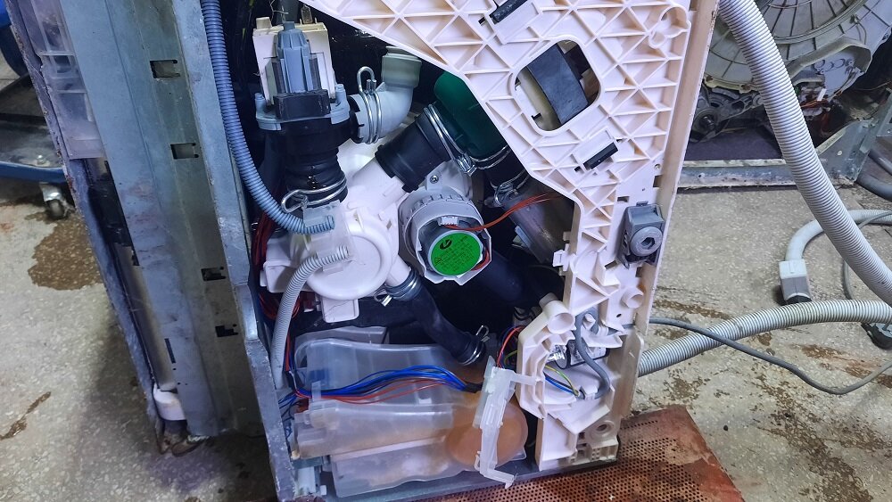 Тэн посудомойки spv25dx30r/57. Посудомоечная машина греет воду. Перегорел тэн в посудомоечной машине. Посудомойка не греет воду. Датчик перелива пмм бош.