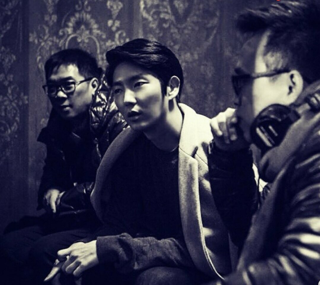 Вечер в хату, ребята? Джунги на посиделках с суровыми корешами. Обои особенно доставляют. 