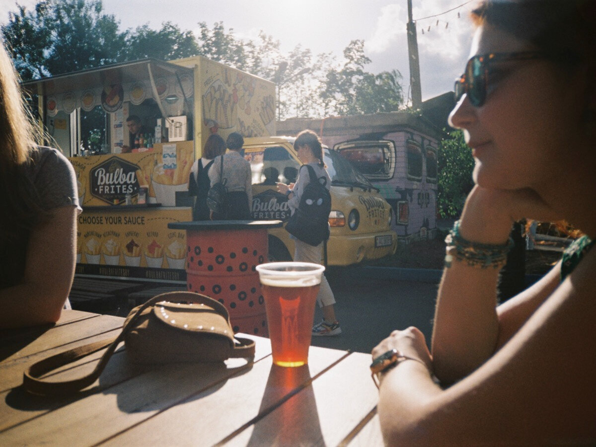 Шаурма, донеры, кебабы, хот-доги, фалафель, пинса, плов, блины, пончики — перекусить или плотно поужинать на Комаровском рынке можно на любой вкус. Источник: Кarina Мaslina / 1SyhU0WTto-unsplashc