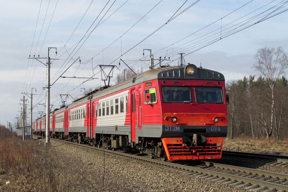 Цветных локомотивов в 2014 году было ещё много, а вот электрички в большинстве своём успели окраситься в красно-серый...